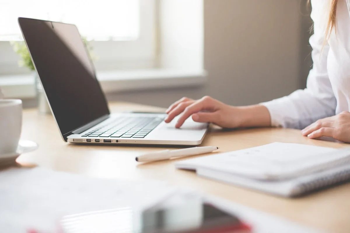 Kaufmännischer Arbeitsplatz mit Laptop und Unterlagen