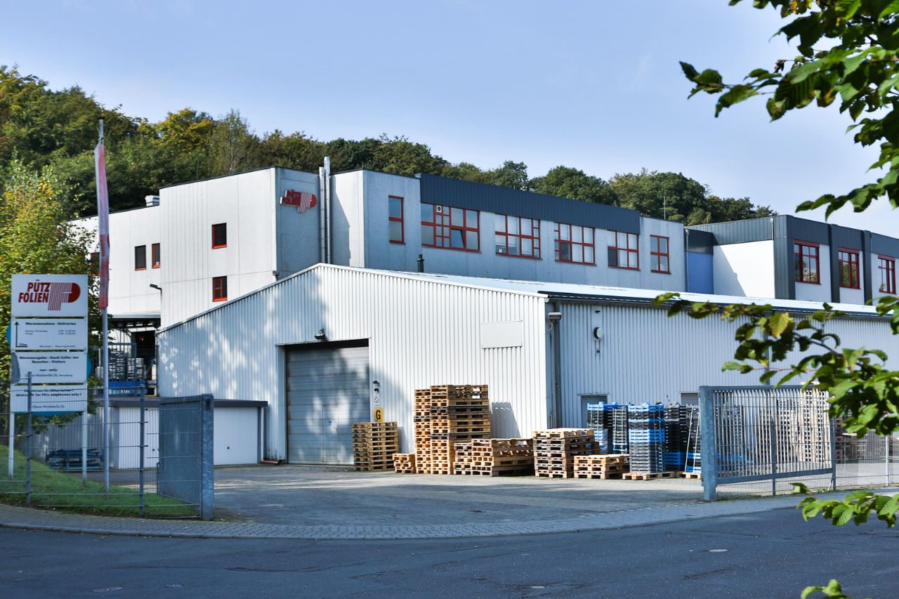 Betriebsgelände von Pütz Folien in Taunusstein mit Verladebereich