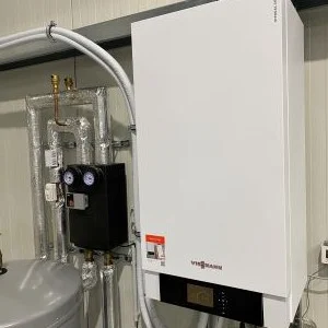 Wärmepumpe in der Produktionshalle